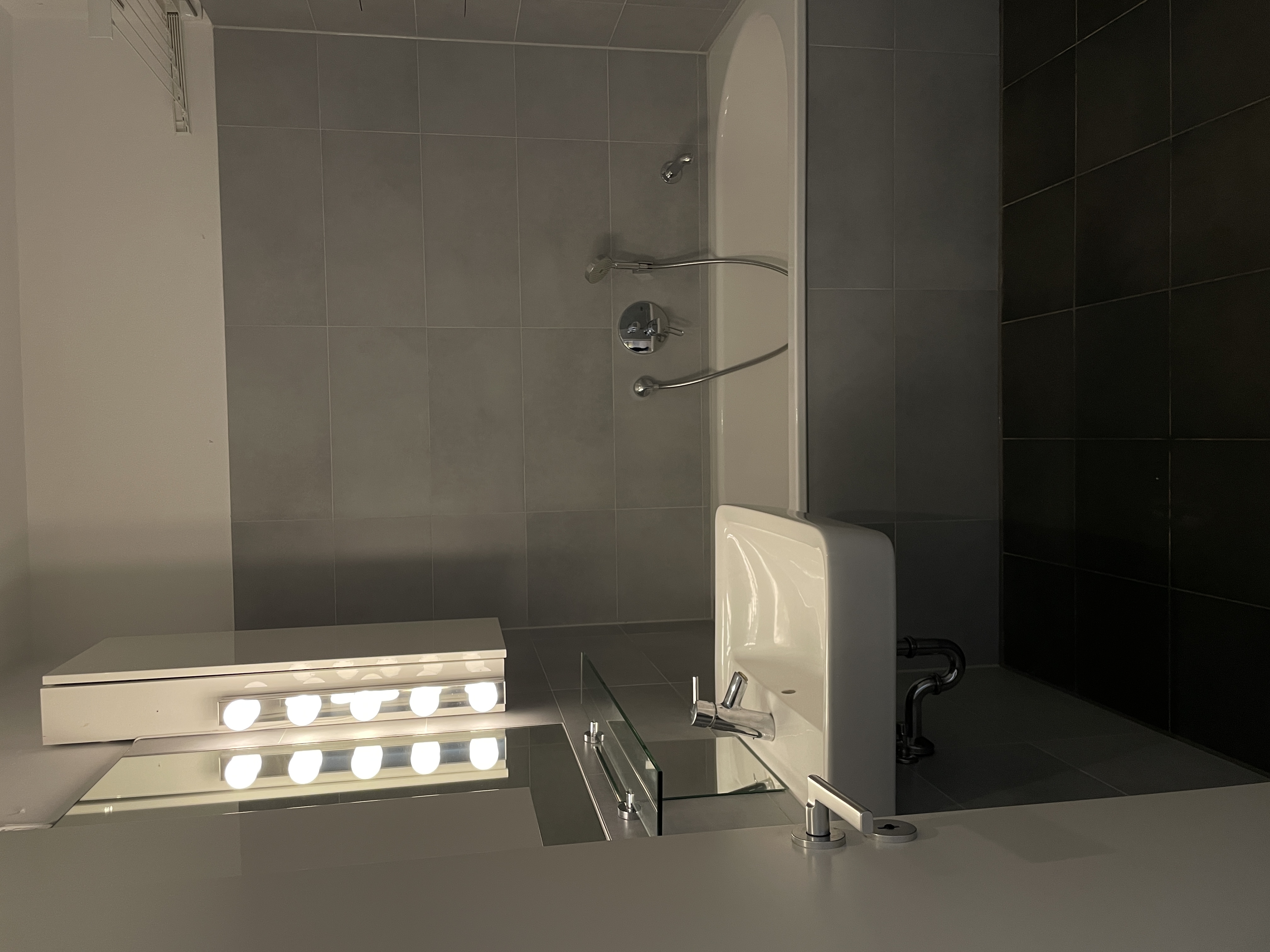 Professionelle Badreinigung Berlin - Waschbecken und Badewanne